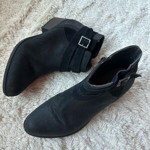 Clarks women size 8.5 black booties